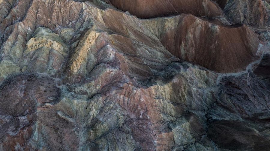 Foto udara menunjukkan, mineral berwarna-warni terlihat di sisi Lempeng Pasifik Patahan San Andreas, di mana ia bertabrakan dengan Lempeng Amerika Utara, di bagian barat daya Perbukitan Mekkah pada (2/4/2021) dekat Mekkah, California. (Getty Images/David McNew)
