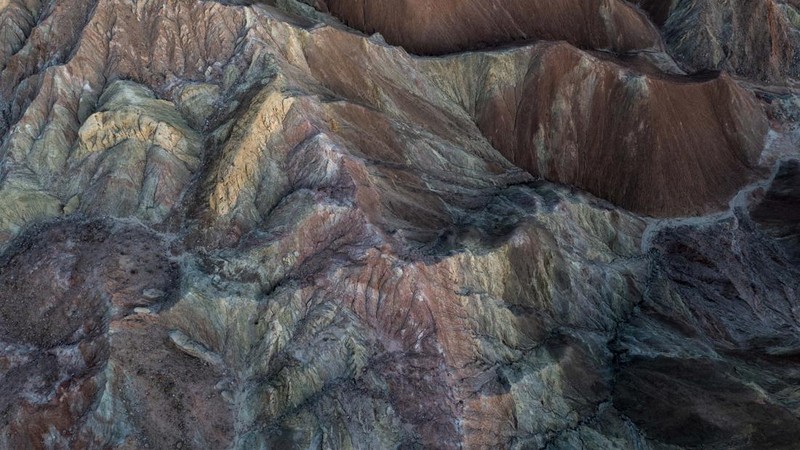 Foto udara menunjukkan, mineral berwarna-warni terlihat di sisi Lempeng Pasifik Patahan San Andreas, di mana ia bertabrakan dengan Lempeng Amerika Utara, di bagian barat daya Perbukitan Mekkah pada (2/4/2021) dekat Mekkah, California. (Getty Images/David McNew)