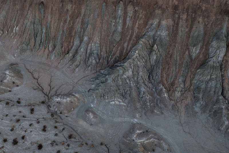 Foto udara menunjukkan, mineral berwarna-warni terlihat di sisi Lempeng Pasifik Patahan San Andreas, di mana ia bertabrakan dengan Lempeng Amerika Utara, di bagian barat daya Perbukitan Mekkah pada (2/4/2021) dekat Mekkah, California. (Getty Images/David McNew) Foto udara menunjukkan, mineral berwarna-warni terlihat di sisi Lempeng Pasifik Patahan San Andreas, di mana ia bertabrakan dengan Lempeng Amerika Utara, di bagian barat daya Perbukitan Mekkah pada (2/4/2021) dekat Mekkah, California. (Getty Images/David McNew)