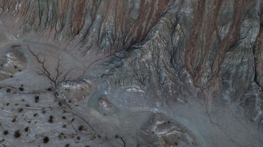 Foto udara menunjukkan, mineral berwarna-warni terlihat di sisi Lempeng Pasifik Patahan San Andreas, di mana ia bertabrakan dengan Lempeng Amerika Utara, di bagian barat daya Perbukitan Mekkah pada (2/4/2021) dekat Mekkah, California. (Getty Images/David McNew)