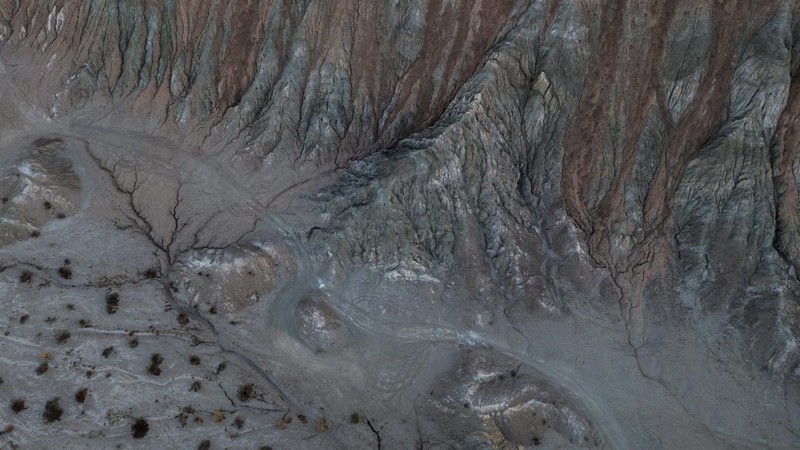 Foto udara menunjukkan, mineral berwarna-warni terlihat di sisi Lempeng Pasifik Patahan San Andreas, di mana ia bertabrakan dengan Lempeng Amerika Utara, di bagian barat daya Perbukitan Mekkah pada (2/4/2021) dekat Mekkah, California. (Getty Images/David McNew)