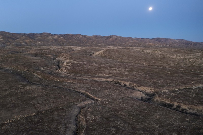 Foto udara menunjukkan, mineral berwarna-warni terlihat di sisi Lempeng Pasifik Patahan San Andreas, di mana ia bertabrakan dengan Lempeng Amerika Utara, di bagian barat daya Perbukitan Mekkah pada (2/4/2021) dekat Mekkah, California. (Getty Images/David McNew)
