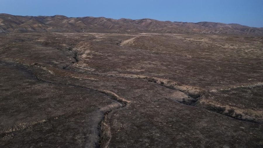 Foto udara menunjukkan, mineral berwarna-warni terlihat di sisi Lempeng Pasifik Patahan San Andreas, di mana ia bertabrakan dengan Lempeng Amerika Utara, di bagian barat daya Perbukitan Mekkah pada (2/4/2021) dekat Mekkah, California. (Getty Images/David McNew)