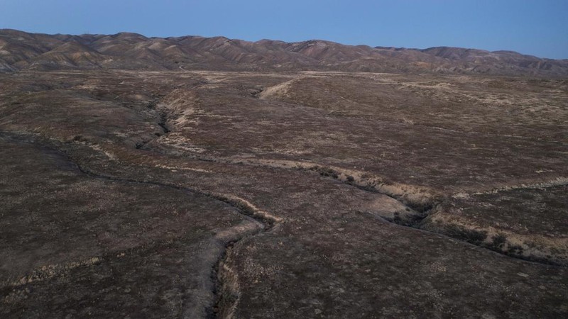 Foto udara menunjukkan, mineral berwarna-warni terlihat di sisi Lempeng Pasifik Patahan San Andreas, di mana ia bertabrakan dengan Lempeng Amerika Utara, di bagian barat daya Perbukitan Mekkah pada (2/4/2021) dekat Mekkah, California. (Getty Images/David McNew)