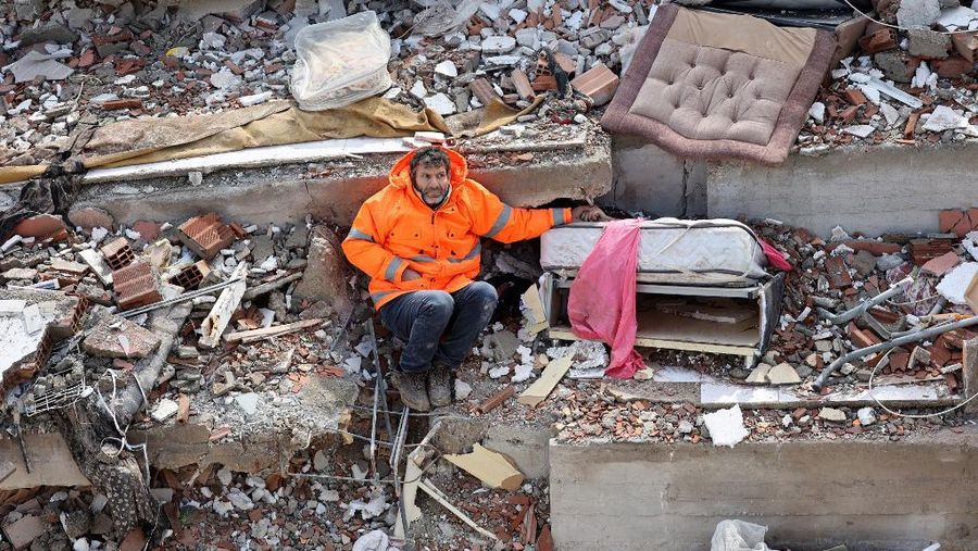 Mesut Hancer memegang tangan putrinya yang berusia 15 tahun (Irmak) yang meninggal dalam gempa bumi di Kahramanmaras, setelah gempa berkekuatan 7,8 melanda tenggara negara itu, pada (7/2/2023). (AFP/ADEM ALTAN)