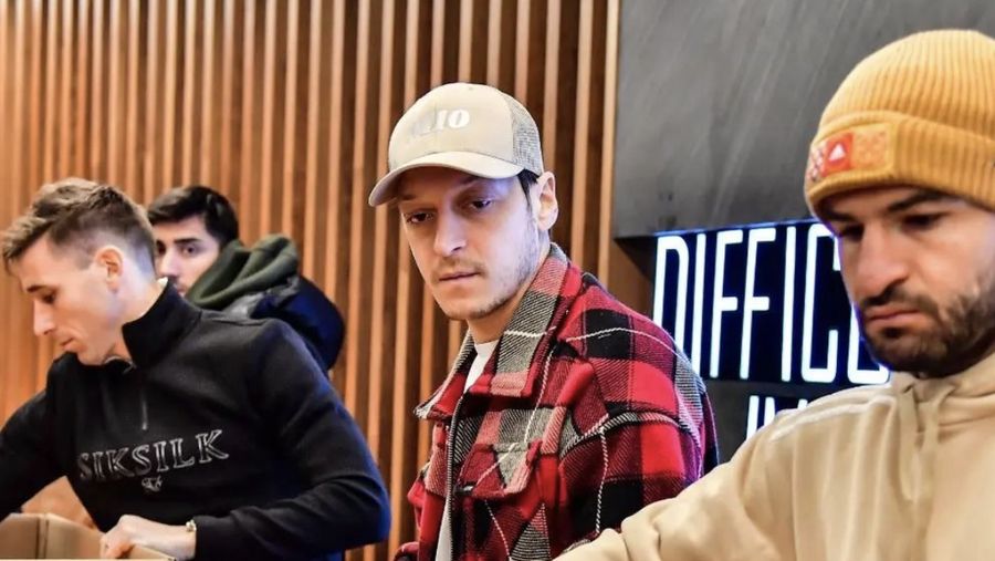 Mesut Ozil membantu korban gempa Turki. (Tangkapan layar Instagram @m10_official)