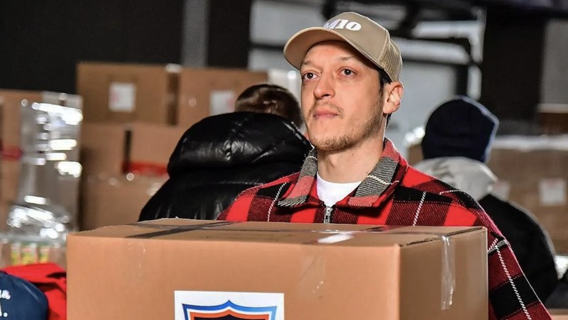 Mesut Ozil membantu korban gempa Turki. (Tangkapan layar Instagram @m10_official)
