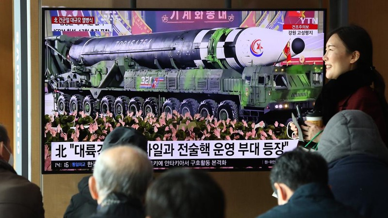 Rudal ditampilkan selama parade militer untuk memperingati 75 tahun berdirinya tentara Korea Utara, di Kim Il Sung Square di Pyongyang, Korea Utara 8 Februari 2023. (KCNA via REUTERS)