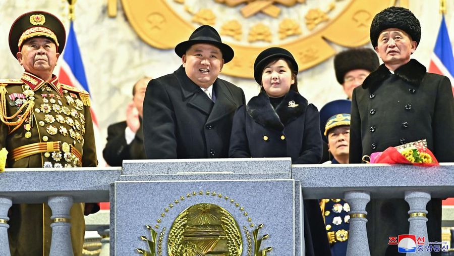 Pemimpin Korea Utara Kim Jong Un dan putrinya Kim Ju Ae menghadiri parade militer untuk memperingati 75 tahun berdirinya tentara Korea Utara, di Lapangan Kim Il Sung di Pyongyang, Korea Utara 8 Februari 2023. (KCNA via REUTERS)