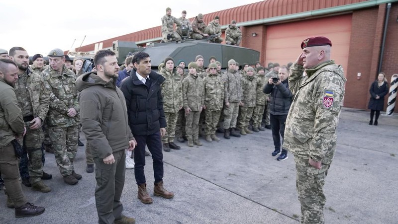 Perdana Menteri Inggris Rishi Sunak menjamu Presiden Ukraina, Volodymyr Zelensky di Downing Street nomor 10 pada 8 Februari 2023 di London, Inggris, Inggris. (Getty Images/WPA Pool)