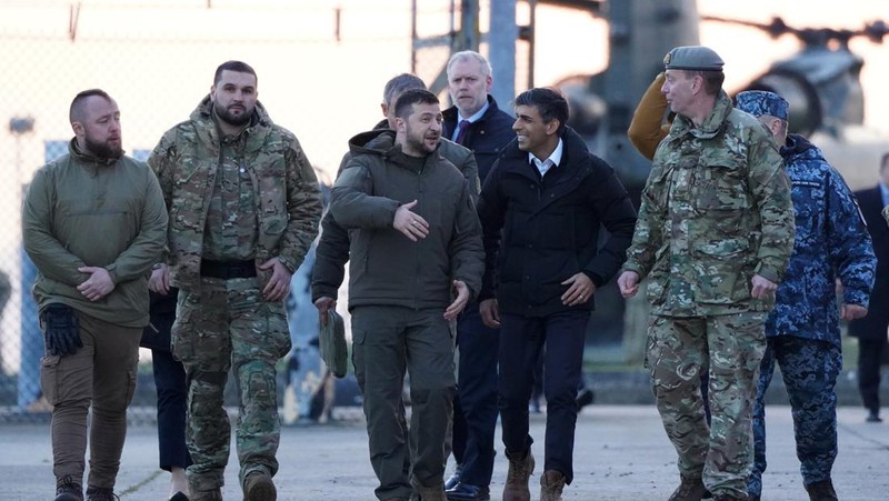 Perdana Menteri Inggris Rishi Sunak menjamu Presiden Ukraina, Volodymyr Zelensky di Downing Street nomor 10 pada 8 Februari 2023 di London, Inggris, Inggris. (Getty Images/WPA Pool)