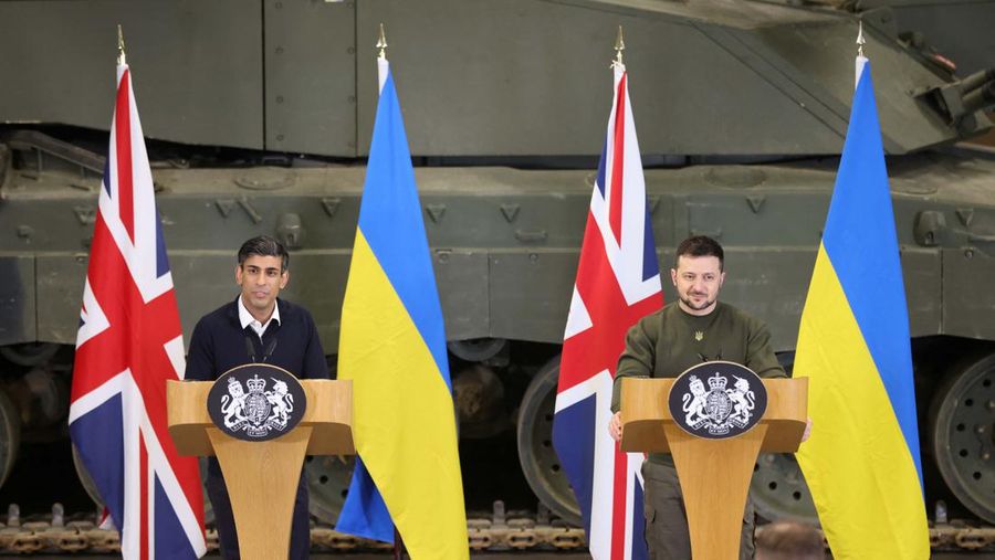 Perdana Menteri Inggris Rishi Sunak menjamu Presiden Ukraina, Volodymyr Zelensky di Downing Street nomor 10 pada 8 Februari 2023 di London, Inggris, Inggris. (REUTERS/POOL)