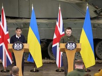 Rusia-Ukraina Masih Perang, Zelensky 'Jalan-Jalan' ke Inggris