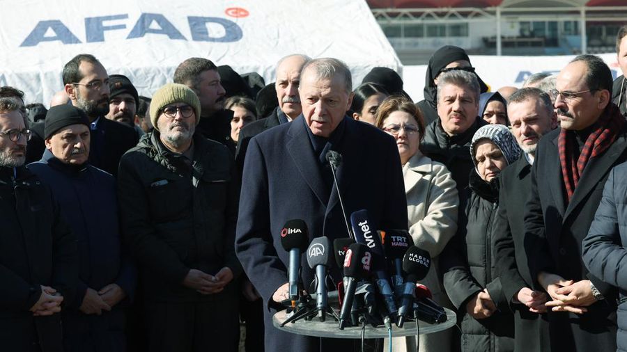 Presiden Turki Recep Tayyip Erdogan dan kabinet menterinya mengunjungi korban gempa dahsyat magitudo 7,8 yang mengguncang Turki hingga Suriah. (Anadolu Agency via Getty Images)