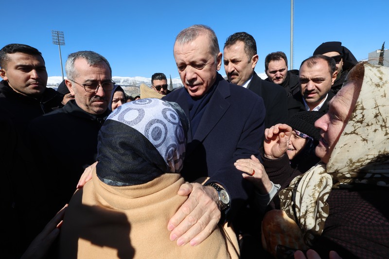 Presiden Turki Recep Tayyip Erdogan dan kabinet menterinya mengunjungi korban gempa dahsyat magitudo 7,8 yang mengguncang Turki hingga Suriah. (Anadolu Agency via Getty Images) Presiden Turki Recep Tayyip Erdogan dan kabinet menterinya mengunjungi korban gempa dahsyat magitudo 7,8 yang mengguncang Turki hingga Suriah. (Anadolu Agency via Getty Images)
