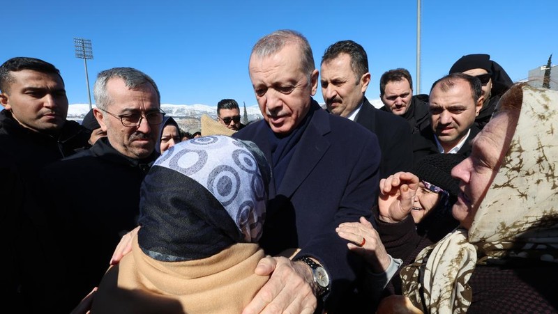 Presiden Turki Recep Tayyip Erdogan dan kabinet menterinya mengunjungi korban gempa dahsyat magitudo 7,8 yang mengguncang Turki hingga Suriah. (Anadolu Agency via Getty Images)