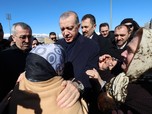 Potret Erdogan 'Turun Gunung' Kunjungi Korban Gempa Turki