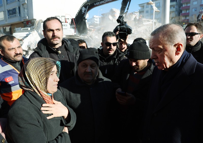 Presiden Turki Recep Tayyip Erdogan dan kabinet menterinya mengunjungi korban gempa dahsyat magitudo 7,8 yang mengguncang Turki hingga Suriah. (Anadolu Agency via Getty Images) Presiden Turki Recep Tayyip Erdogan dan kabinet menterinya mengunjungi korban gempa dahsyat magitudo 7,8 yang mengguncang Turki hingga Suriah. (Anadolu Agency via Getty Images)