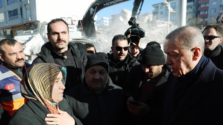 Presiden Turki Recep Tayyip Erdogan dan kabinet menterinya mengunjungi korban gempa dahsyat magitudo 7,8 yang mengguncang Turki hingga Suriah. (Anadolu Agency via Getty Images)