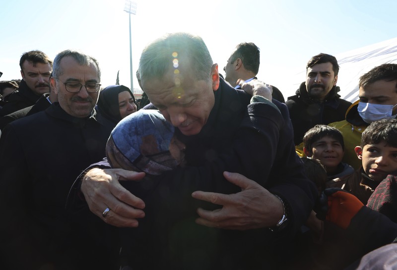 Presiden Turki Recep Tayyip Erdogan dan kabinet menterinya mengunjungi korban gempa dahsyat magitudo 7,8 yang mengguncang Turki hingga Suriah. (Anadolu Agency via Getty Images) Presiden Turki Recep Tayyip Erdogan dan kabinet menterinya mengunjungi korban gempa dahsyat magitudo 7,8 yang mengguncang Turki hingga Suriah. (Anadolu Agency via Getty Images)