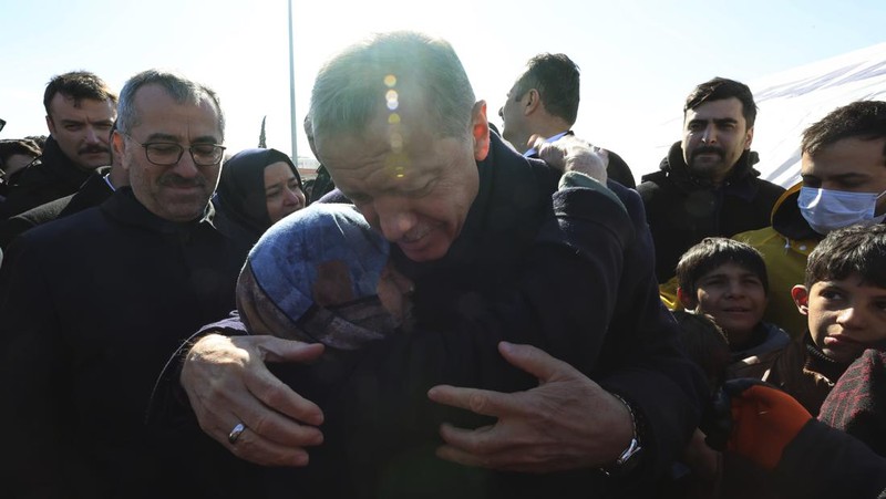 Presiden Turki Recep Tayyip Erdogan dan kabinet menterinya mengunjungi korban gempa dahsyat magitudo 7,8 yang mengguncang Turki hingga Suriah. (Anadolu Agency via Getty Images)