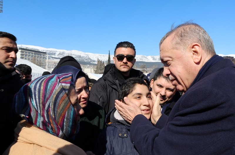 Presiden Turki Recep Tayyip Erdogan dan kabinet menterinya mengunjungi korban gempa dahsyat magitudo 7,8 yang mengguncang Turki hingga Suriah. (Anadolu Agency via Getty Images) Presiden Turki Recep Tayyip Erdogan dan kabinet menterinya mengunjungi korban gempa dahsyat magitudo 7,8 yang mengguncang Turki hingga Suriah. (Anadolu Agency via Getty Images)