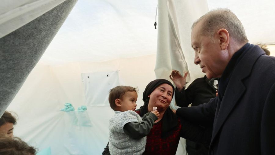 Presiden Turki Recep Tayyip Erdogan dan kabinet menterinya mengunjungi korban gempa dahsyat magitudo 7,8 yang mengguncang Turki hingga Suriah. (Anadolu Agency via Getty Images)