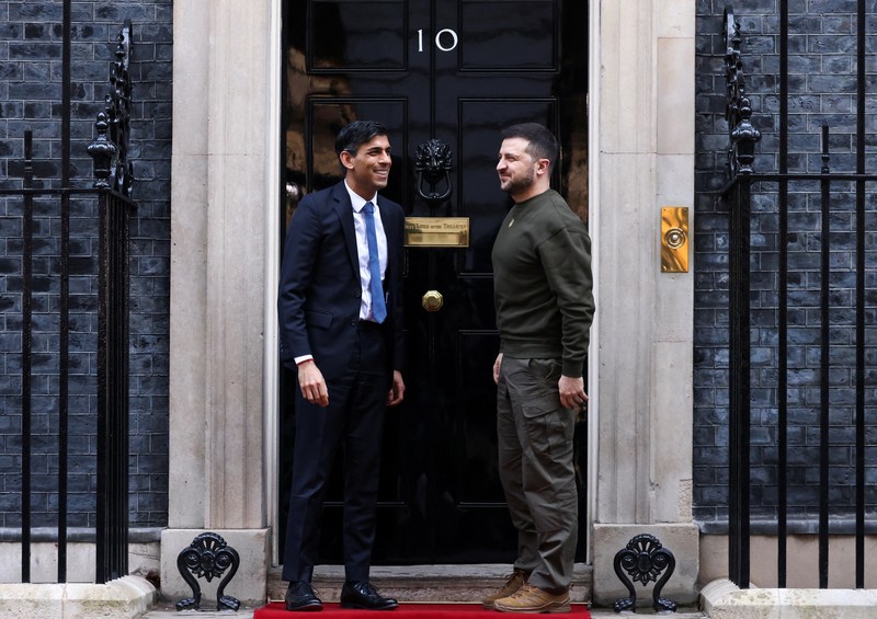 Perdana Menteri Inggris Rishi Sunak menjamu Presiden Ukraina, Volodymyr Zelensky di Downing Street nomor 10 pada 8 Februari 2023 di London, Inggris, Inggris. (Getty Images/WPA Pool)
