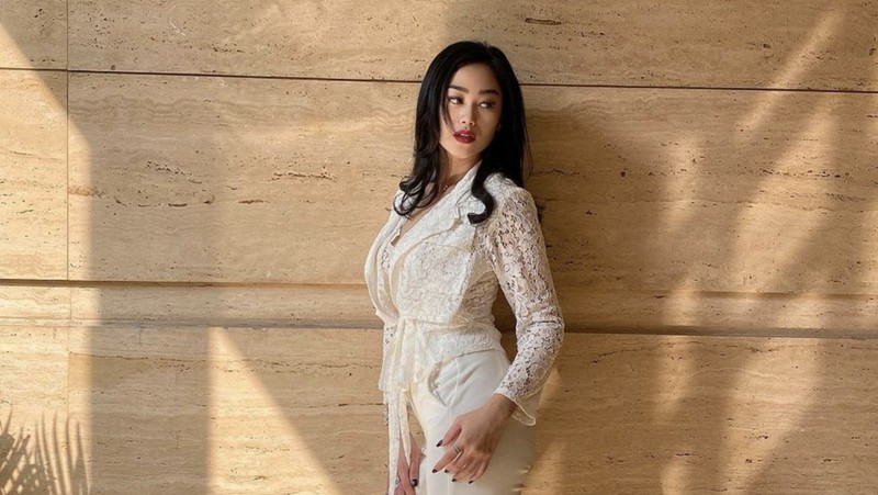 PT Capella Swastika Karya sendiri merupakan perusahaan yang didirikan oleh artis ternama, Poppy Capella. Hal tersebut diungkapkan langsung oleh Direktur PT Capella Swastika Karya Safa Attamimi saat jumpa pers, Rabu (8/2/2023) kemarin. (Tangkapan Layar Instagram @poppycapella_)