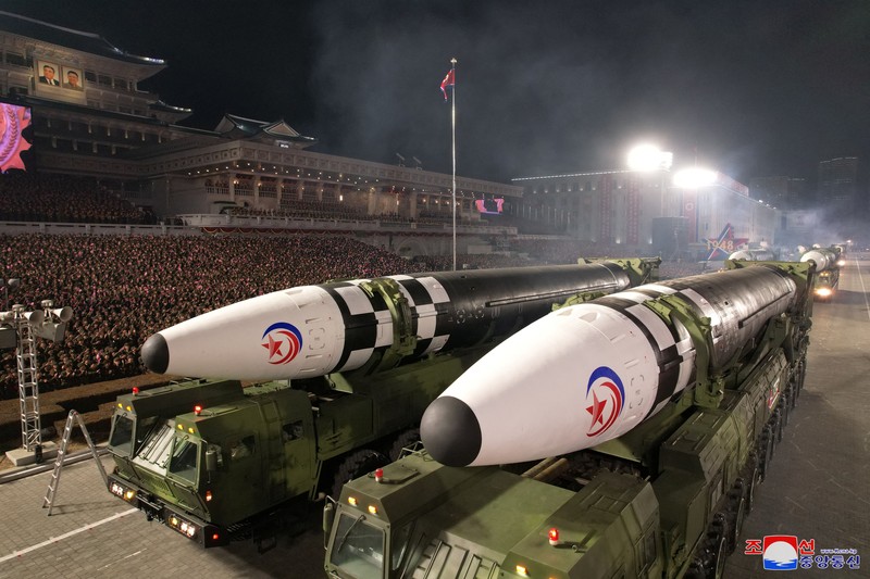 Rudal ditampilkan selama parade militer untuk memperingati 75 tahun berdirinya tentara Korea Utara, di Kim Il Sung Square di Pyongyang, Korea Utara 8 Februari 2023. Rudal ditampilkan selama parade militer untuk memperingati 75 tahun berdirinya tentara Korea Utara, di Kim Il Sung Square di Pyongyang, Korea Utara 8 Februari 2023. (KCNA via REUTERS)