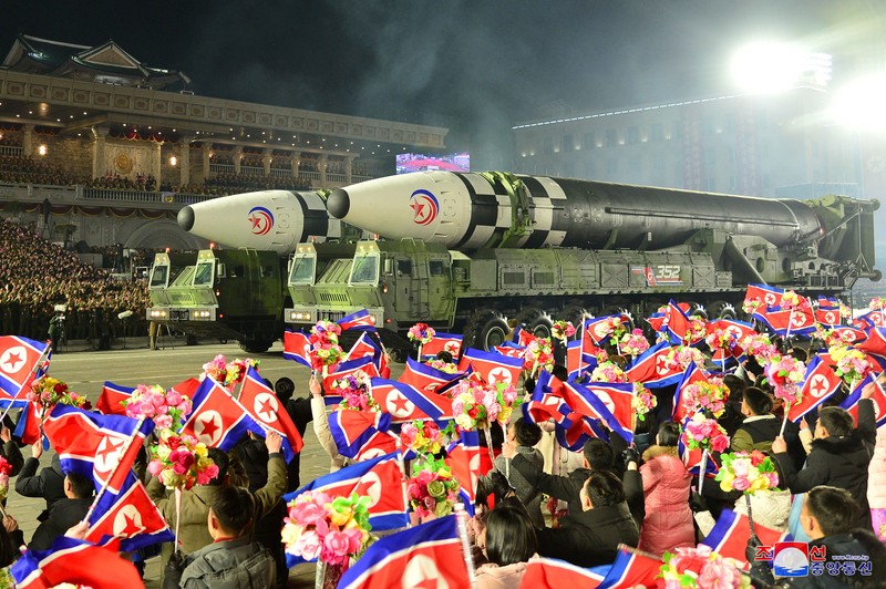 Rudal ditampilkan selama parade militer untuk memperingati 75 tahun berdirinya tentara Korea Utara, di Kim Il Sung Square di Pyongyang, Korea Utara 8 Februari 2023. Rudal ditampilkan selama parade militer untuk memperingati 75 tahun berdirinya tentara Korea Utara, di Kim Il Sung Square di Pyongyang, Korea Utara 8 Februari 2023. (KCNA via REUTERS)