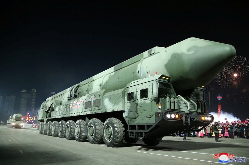 Rudal ditampilkan selama parade militer untuk memperingati 75 tahun berdirinya tentara Korea Utara, di Kim Il Sung Square di Pyongyang, Korea Utara 8 Februari 2023. Rudal ditampilkan selama parade militer untuk memperingati 75 tahun berdirinya tentara Korea Utara, di Kim Il Sung Square di Pyongyang, Korea Utara 8 Februari 2023. (KCNA via REUTERS)