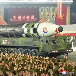 Duh! Korea Utara Tembakkan Rudal Jarak Jauh, Jatuh di Jepang