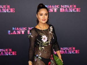 Salma Hayek Pamer Foto Throwback Seksi, Hanya Berbalut Seprai di Ranjang