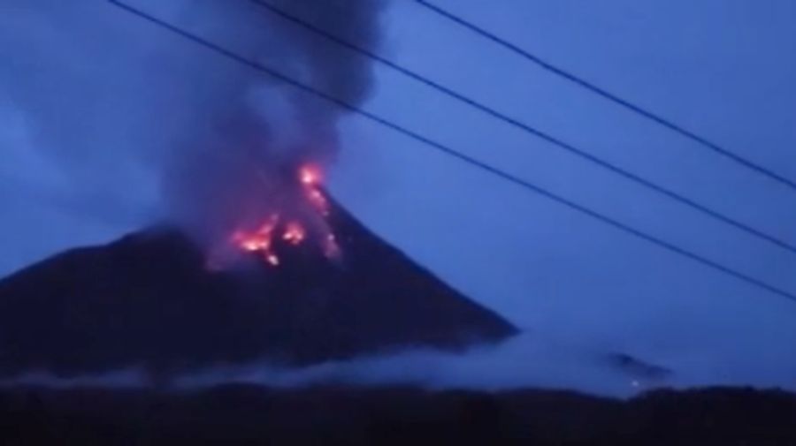 Status Gunung Karangetang di Kabupaten Kepulauan Sitaro, Sulawesi Utara (Sulut) naik ke level III atau siaga. (Tangkapan layar 20detik/detikSulsel)