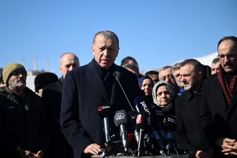 Presiden Turki Recep Tayyip Erdogan dan kabinet menterinya mengunjungi korban gempa dahsyat magitudo 7,8 yang mengguncang Turki hingga Suriah. (Anadolu Agency via Getty Images)