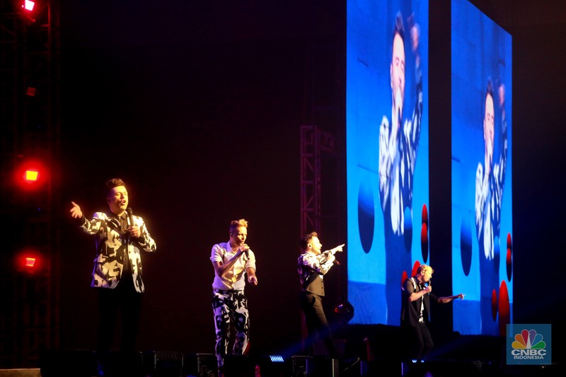 Aksi panggung grup vokal 90an asal Irlandia Westlife Acara itu diadakan dalam sebuah konser yang bertajuk Aksi panggung grup vokal 90an asal Irlandia Westlife Acara itu diadakan dalam sebuah konser yang bertajuk