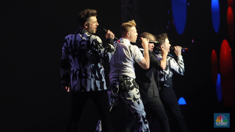 Aksi panggung grup vokal 90an asal Irlandia Westlife Acara itu diadakan dalam sebuah konser yang bertajuk Aksi panggung grup vokal 90an asal Irlandia Westlife Acara itu diadakan dalam sebuah konser yang bertajuk