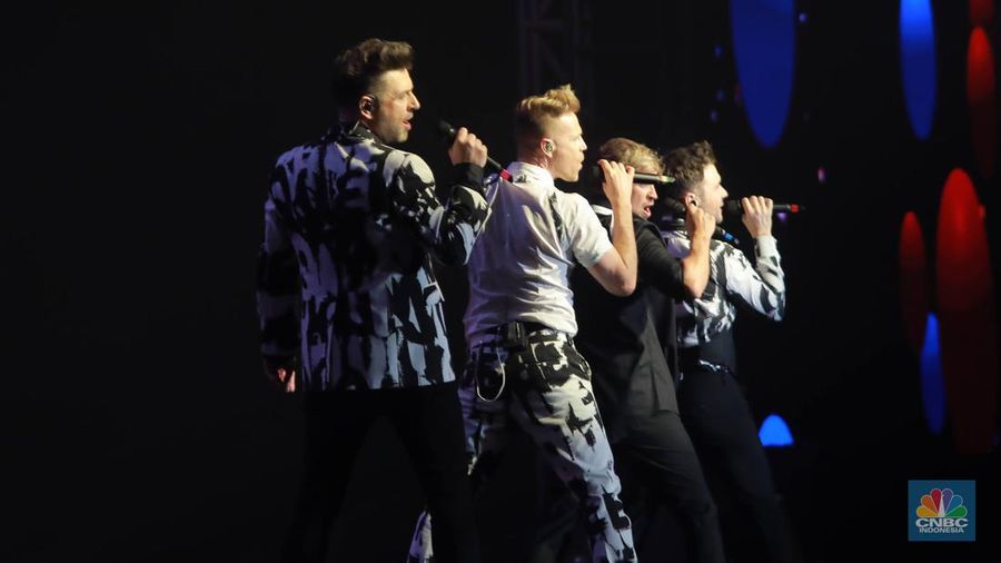 Aksi panggung grup vokal 90an asal Irlandia Westlife Acara itu diadakan dalam sebuah konser yang bertajuk 