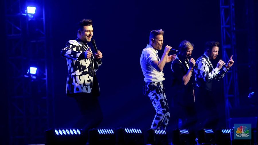 Aksi panggung grup vokal 90an asal Irlandia Westlife Acara itu diadakan dalam sebuah konser yang bertajuk 