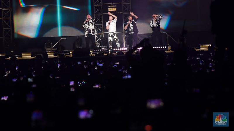 Aksi panggung grup vokal 90an asal Irlandia Westlife Acara itu diadakan dalam sebuah konser yang bertajuk Aksi panggung grup vokal 90an asal Irlandia Westlife Acara itu diadakan dalam sebuah konser yang bertajuk