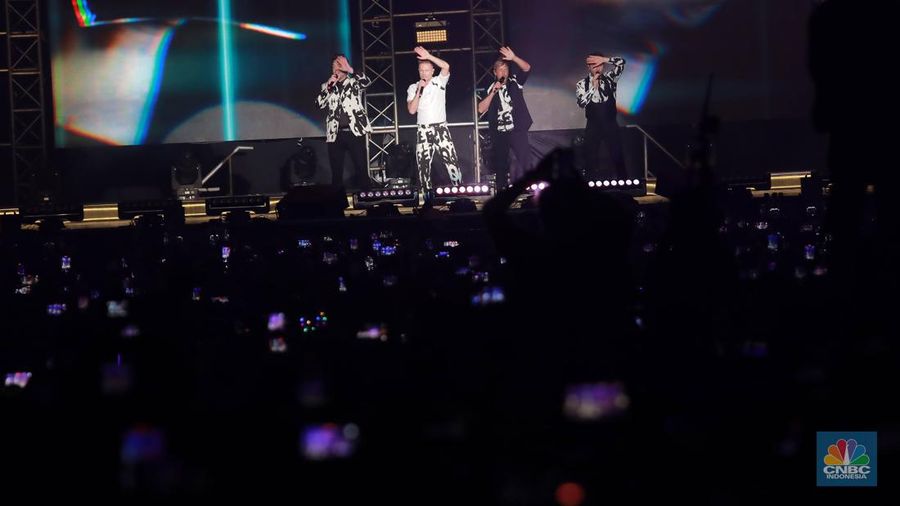 Aksi panggung grup vokal 90an asal Irlandia Westlife Acara itu diadakan dalam sebuah konser yang bertajuk 