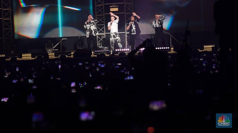 Aksi panggung grup vokal 90an asal Irlandia Westlife Acara itu diadakan dalam sebuah konser yang bertajuk 