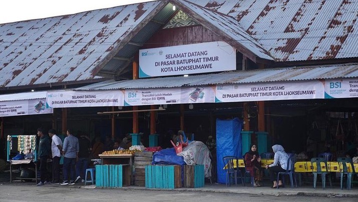 Erick Thohir mendampingi Presiden Jokowi mengunjungi Pasar Pagi Batuphat Timur, Lhokseumawe, Aceh. (Tangkapan layar Instagram @erickthohir) Erick Thohir mendampingi Presiden Jokowi mengunjungi Pasar Pagi Batuphat Timur, Lhokseumawe, Aceh. (Tangkapan layar Instagram @erickthohir)