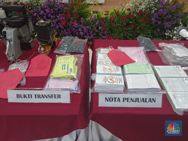 Polda Banten mengamankan barang bukti dugaan penyimpangan distribusi beras impor premium milik Bulog di Polda Banten, Kota Serang, Banten, Jumat (10/2/2023). (CNBC Indonesia/Martyasari Rizky)