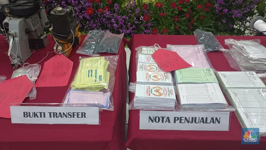 Polda Banten mengamankan barang bukti dugaan penyimpangan distribusi beras impor premium milik Bulog di Polda Banten, Kota Serang, Banten, Jumat (10/2/2023). (CNBC Indonesia/Martyasari Rizky)