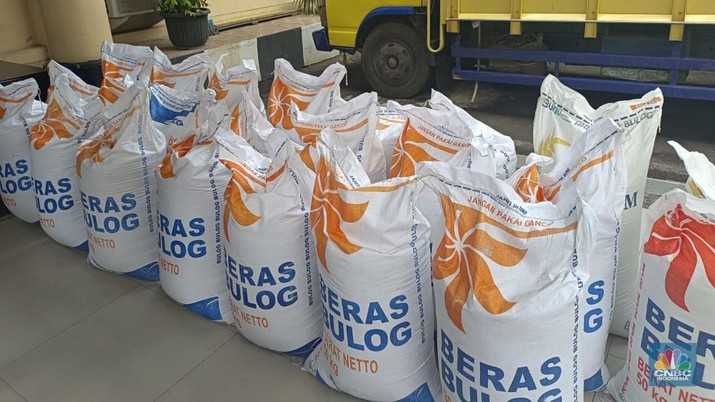 Polda Banten mengamankan barang bukti dugaan penyimpangan distribusi beras impor premium milik Bulog di Polda Banten, Kota Serang, Banten, Jumat (10/2/2023). (CNBC Indonesia/Martyasari Rizky) Polda Banten mengamankan barang bukti dugaan penyimpangan distribusi beras impor premium milik Bulog di Polda Banten, Kota Serang, Banten, Jumat (10/2/2023). (CNBC Indonesia/Martyasari Rizky)