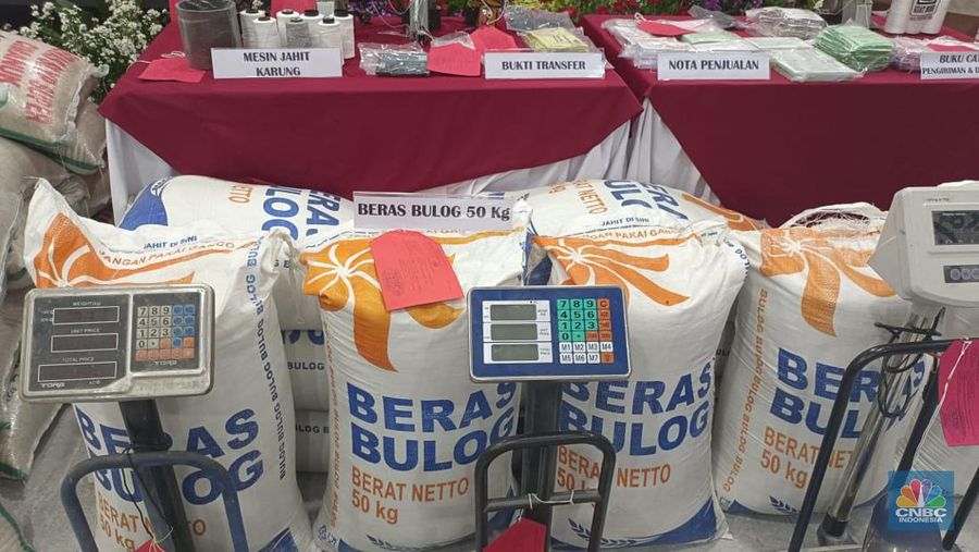 Polda Banten mengamankan barang bukti dugaan penyimpangan distribusi beras impor premium milik Bulog di Polda Banten, Kota Serang, Banten, Jumat (10/2/2023). (CNBC Indonesia/Martyasari Rizky)
