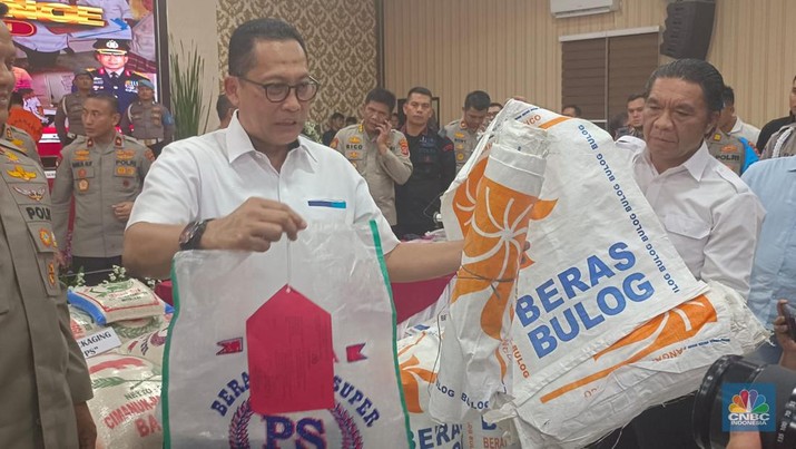 Polda Banten mengamankan barang bukti dugaan penyimpangan distribusi beras impor premium milik Bulog di Polda Banten, Kota Serang, Banten, Jumat (10/2/2023). (CNBC Indonesia/Martyasari Rizky)