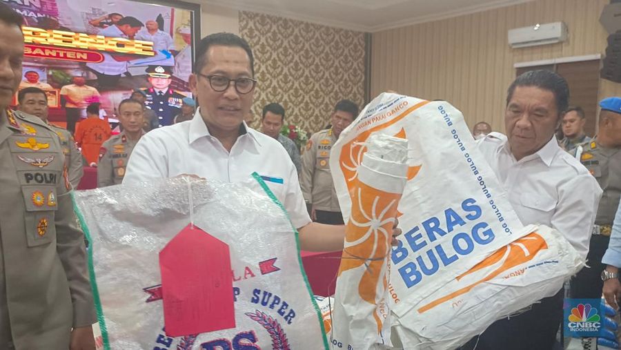 Budi Waseso memperlihatkan barang bukti dugaan penyimpangan distribusi beras impor premium milik Bulog di Polda Banten, Kota Serang, Banten, Jumat (10/2/2023). (²©²ÊÍøÕ¾/Martyasari Rizky)
